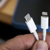D'après les rumeurs, Apple va adopter l'USB-C (à gauche sur l'image) cette année plutôt que d'attendre l'année prochaine pour se conformer aux régulations européennes et remplacer la connectique maison Lightning (à droite) (archives).